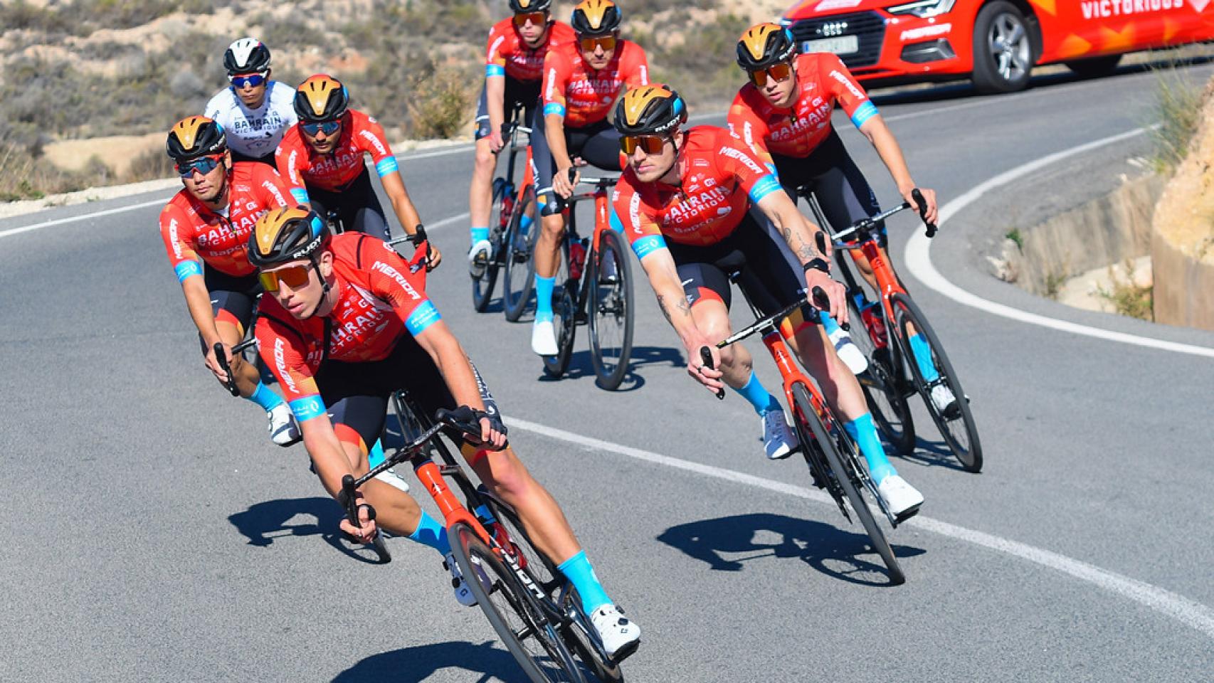 Ciclistas del equipo Bahrain Victorius, uno de los que se hospeda en Altea, en imagen de archivo.