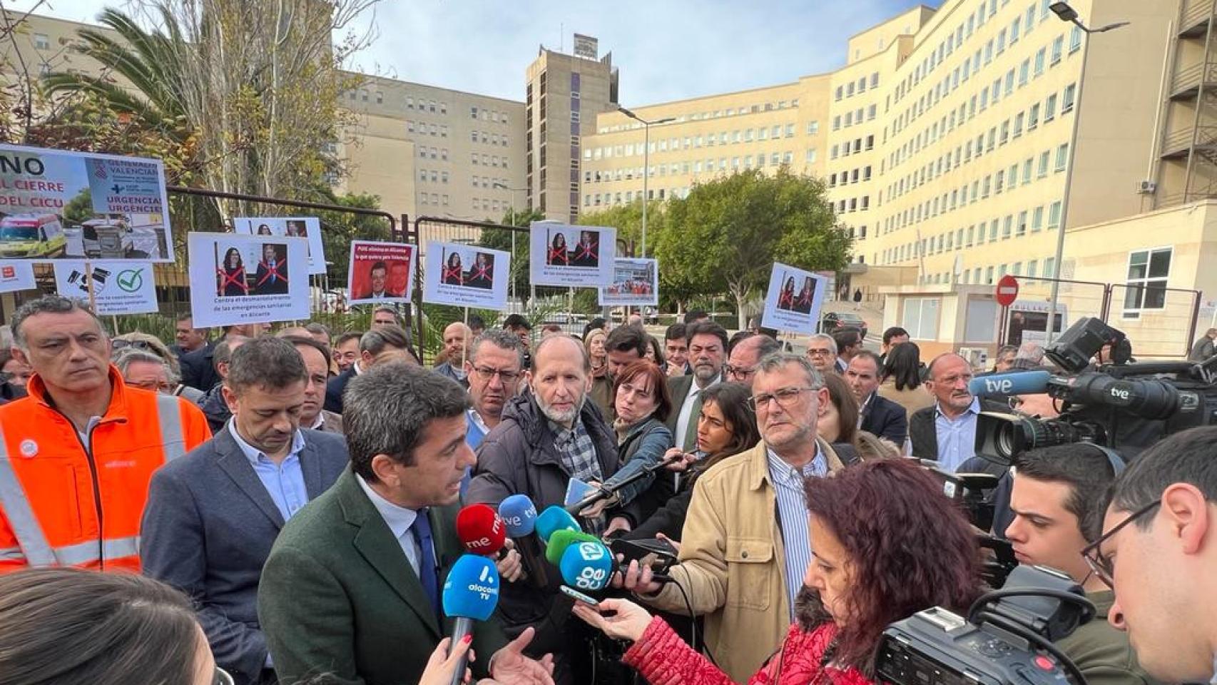Protesta esta mañana contra el cierre del CICU de Alicante.