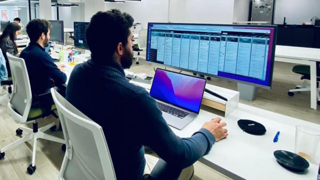 Varios jóvenes trabajan Roams, una startup de Castilla y León