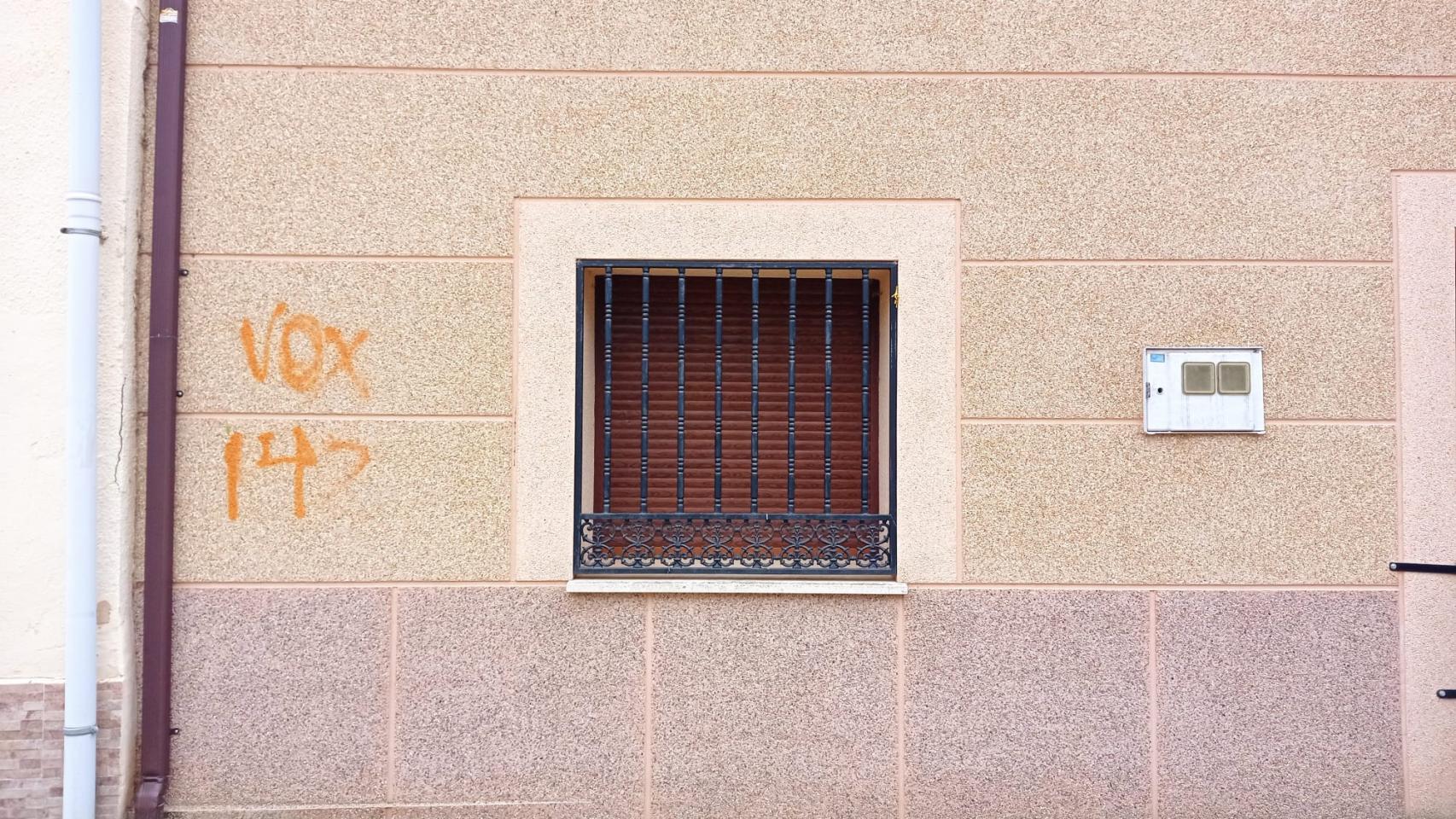 Pintada en la vivienda de la teniente de alcalde de Pajares de la Lampreana