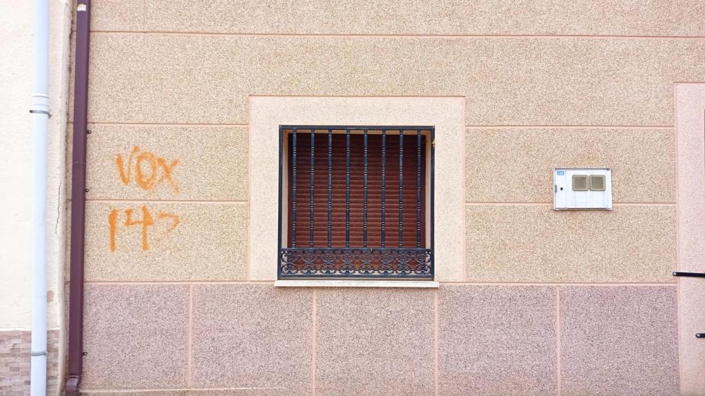 Pintada en la vivienda de la teniente de alcalde de Pajares de la Lampreana
