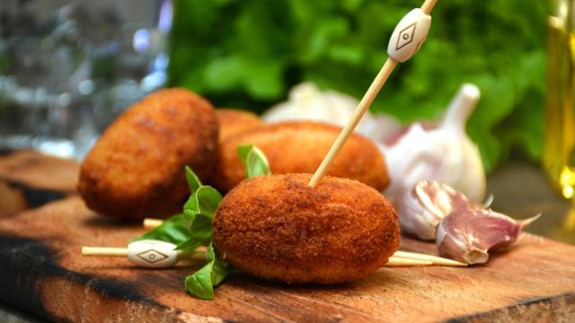 La forma más fácil de dar forma a las croquetas según Karlos Arguiñano