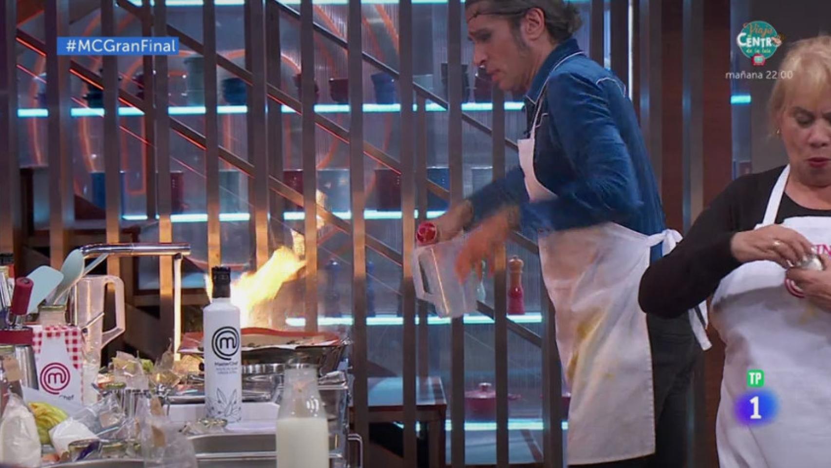 La prueba más caótica de la final de 'MasterChef Navidad' desata el pánico: ¡Hay fuego!
