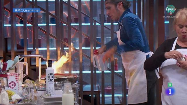 La prueba más caótica de la final de 'MasterChef Navidad' desata el pánico: ¡Hay fuego!