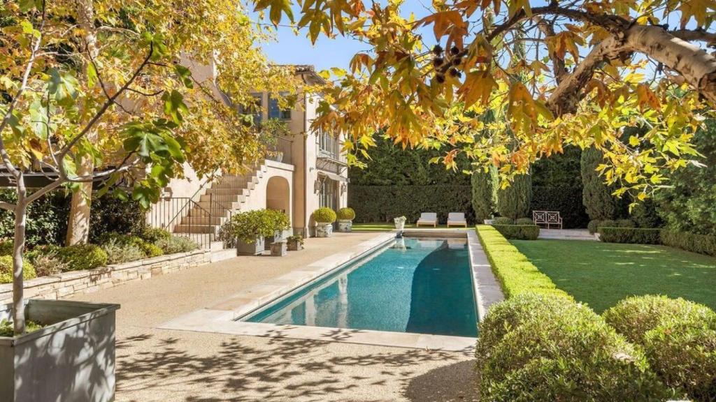 El exterior destaca por su gran piscina.