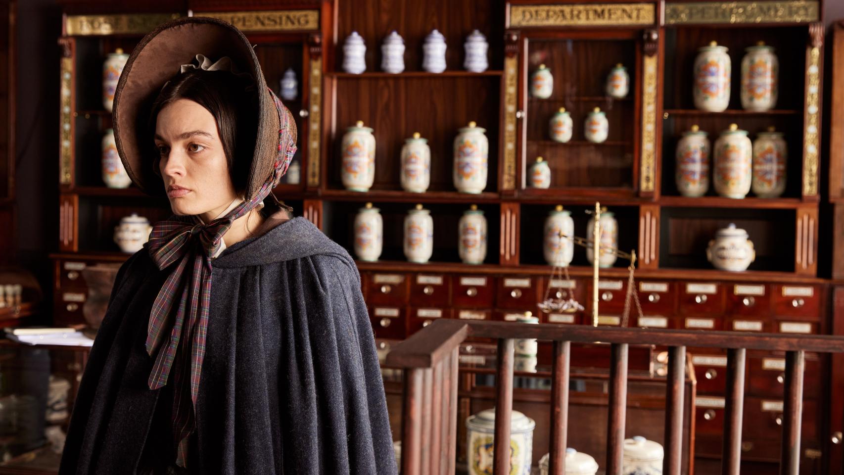 Emma Mackey como Emily Brontë en un momento de la película