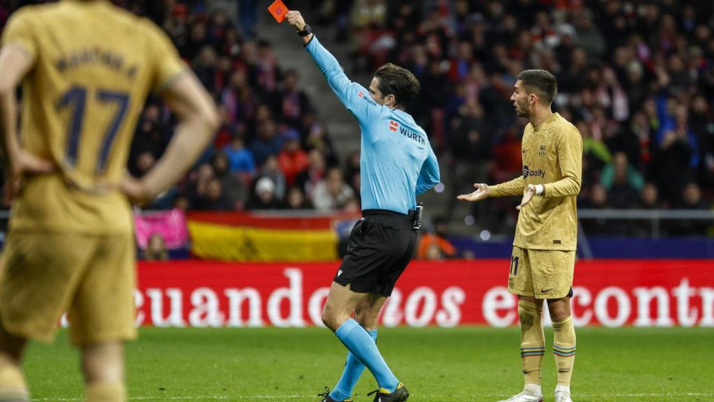 Munuera Montera, enseñando la tarjeta roja directa a Ferran Torres y Savic