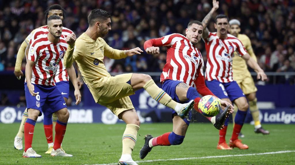 Ferran Torres, durante el Atlético de Madrid - Barcelona de La Liga 2022/2023