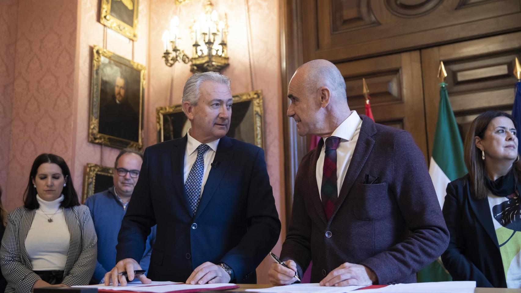 El alcalde de Sevilla, Antonio Muñoz, y el portavoz de Ciudadanos, Miguel Ángel Aumesquet.