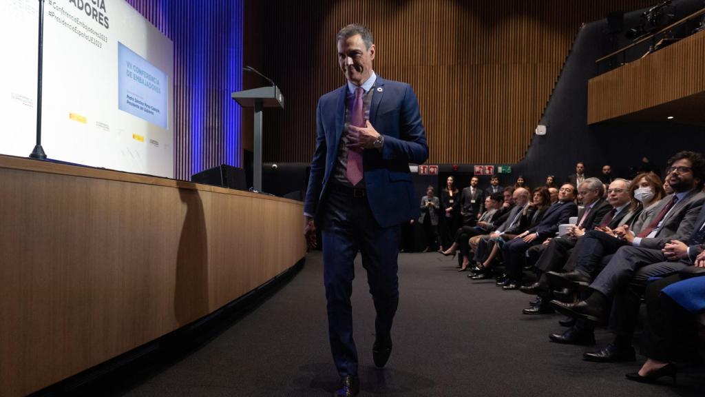 Pedro Sánchez, presidente del Gobierno, se dirige al escenario para su discurso en la VII Conferencia de Embajadores.