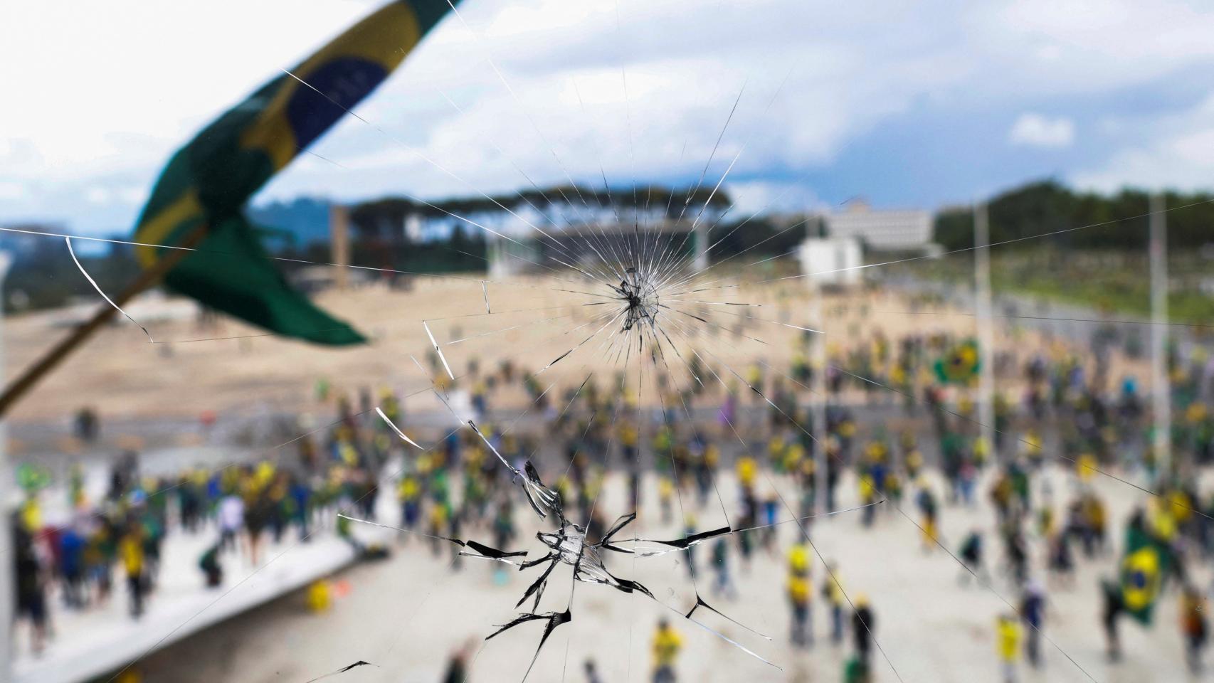 Partidarios del expresidente de Brasil, Jair Bolsonaro, frente al Congreso Nacional del país en Brasilia.