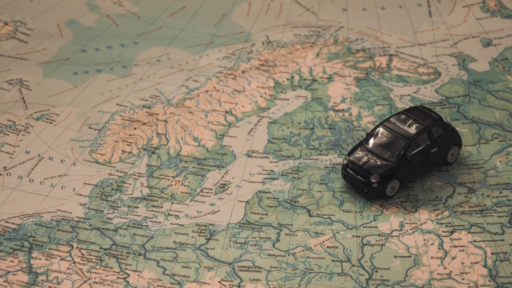 Un coche de juguete sobre un mapa de Europa.
