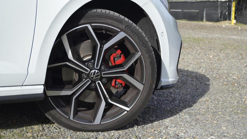 El Volkswagen Polo GTI incluye de serie llantas de 17 pulgadas.