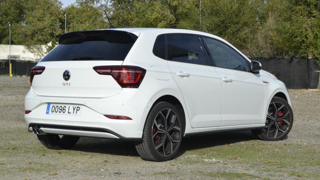 El Volkswagen Polo integra un doble embellecedor para los tubos de escape.