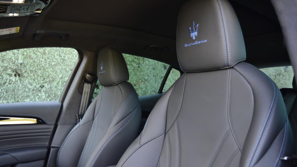 El Maserati Grecale GT cuenta con asientos de cuero negro y costuras en azul.