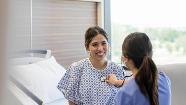 Una mujer embarazada acude a una consulta médica de revisión.