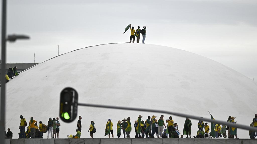 Manifestantes bolsonaristas encaramados a la cúpula del Senado brasileño, el pasado sábado en Brasilia.