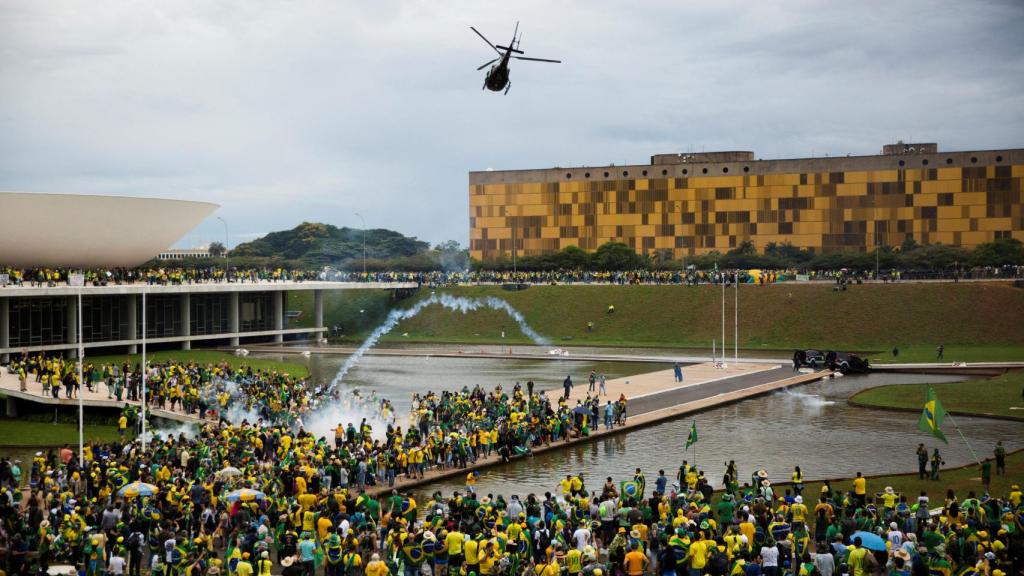 Miles de personas han asaltado este domingo las instituciones de Brasil.