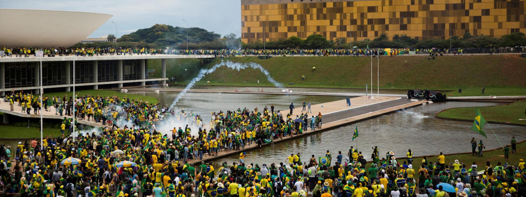 Miles de personas han asaltado este domingo el Congreso, el palacio Presidencial y la Corte Suprema de Brasil.