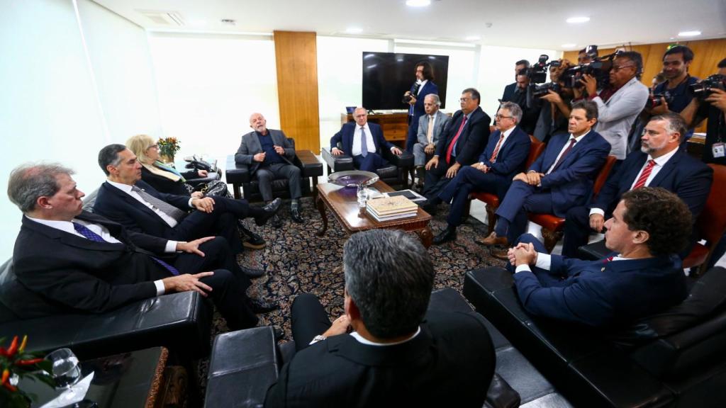 Lula se reúne de urgencia con el poder judicial y legislativo de Brasil.