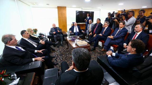 Lula se reúne de urgencia con el poder judicial y legislativo de Brasil.