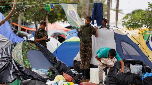 Un grupo de militares desmantela un campamento de seguidores de Jair Bolsonaro a las puertas de una comisaría en Brasilia.