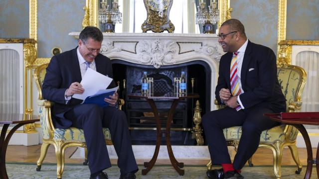 El vicepresidente de la Comisión, Maros Sefcovic, y el ministro de Exteriores británico, James Cleverly, durante la reunión de este lunes en Londres