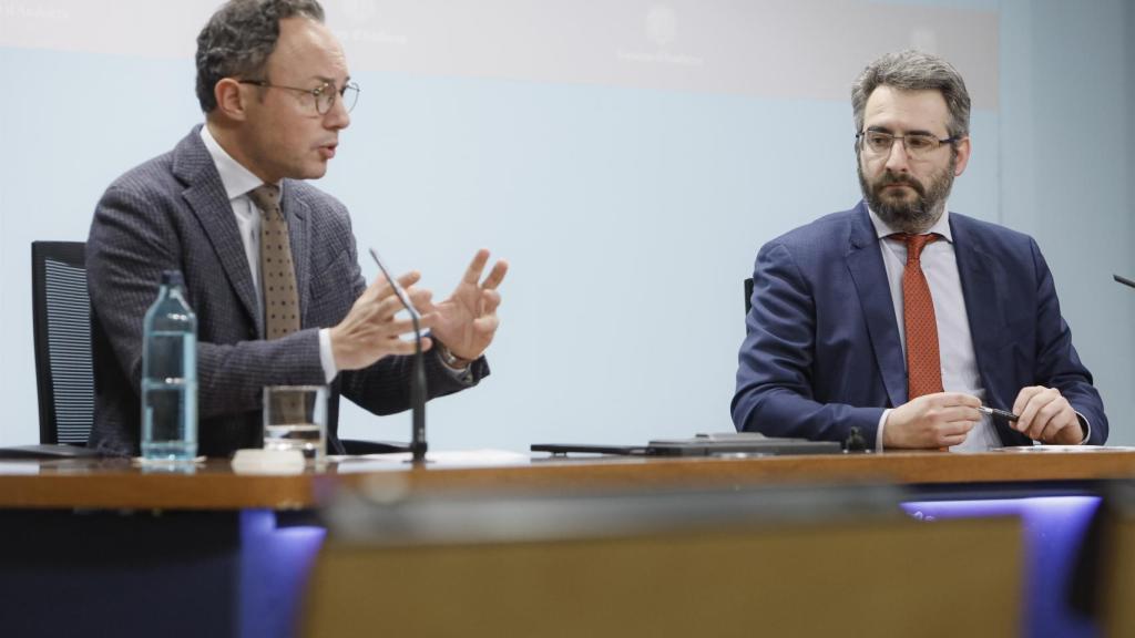 El jefe de Gobierno de Andorra, Xavier Espot (izda.) y el ministro de Finanzas Eric Jover (dcha.) en su comparecencia de esta tarde.