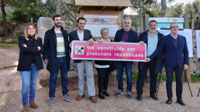 Representantes del gobierno balear, del Consell de Mallorca y de familiares, en la presentación el 14 de diciembre de 2022 de la señalización en las carreteras mallorquinas que recuerdan que fueron construidas por presos republicanos bajo la dictadura franquista.
