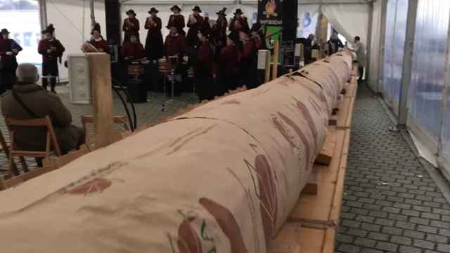 Roscón de 21 metros cocinado en la Plaza de la Independencia de Vigo.