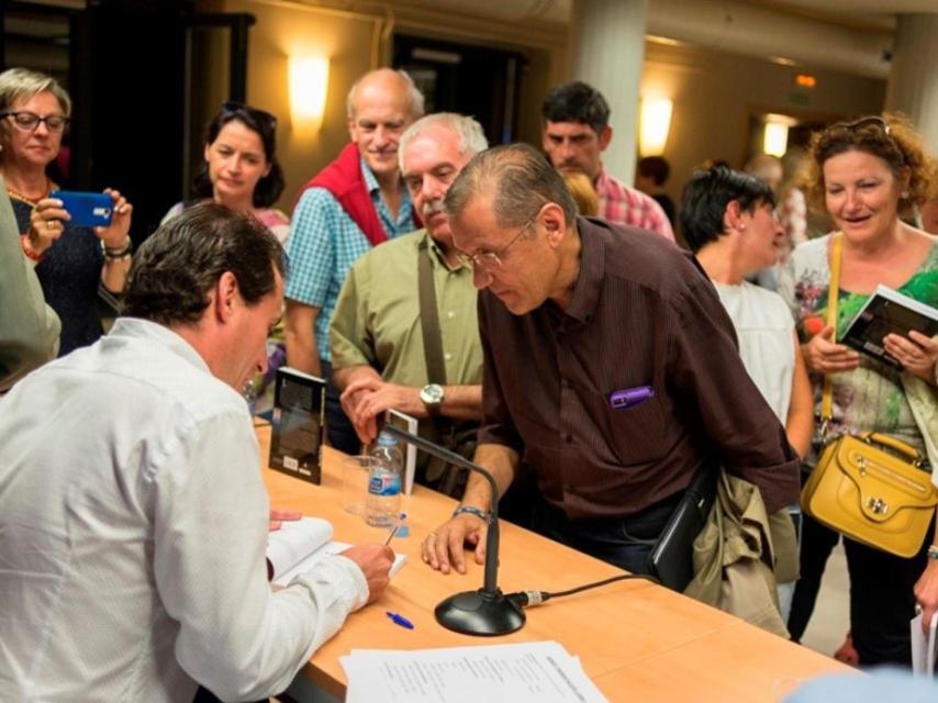 Firmando en Valladolid el libro “Las 52 luces para mi vida”.