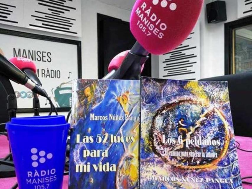 En Manises Radio presentando sus libros
