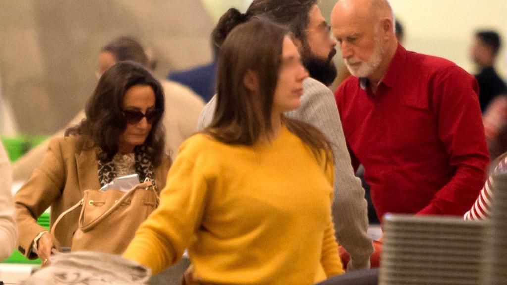 La pareja formada por Paloma y Marcus facturando su equipaje en el aeropuerto de Madrid.