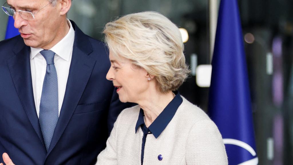 Charles Michel, Jens Stoltenberg y Ursula von der Leyen, durate la firma este martes de la declaración para reforzar la cooperación entre la UE y la OTAN