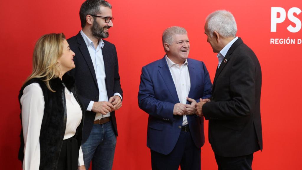 El portavoz del PSOE murciano en la Asamblea Regional, Francisco Lucas, la vicesecretaria general, Carmina Fernández, el secretario general, José Vélez, y Alfonso Martínez Baños, presidente del partido.