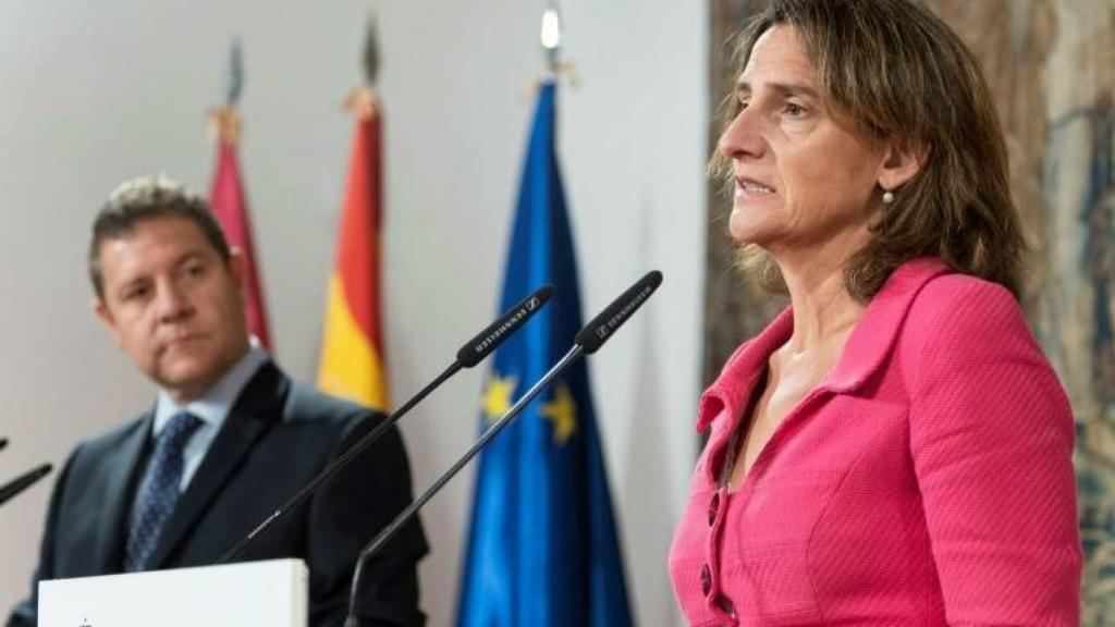 El presidente de Catilla-La Mancha, Emiliano García-Page, y la ministra para la Transición Ecológica, Teresa Ribera, en una rueda de prensa en 2019.