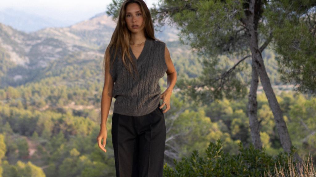 Grace Villarreal con un modelo en tonos grises.