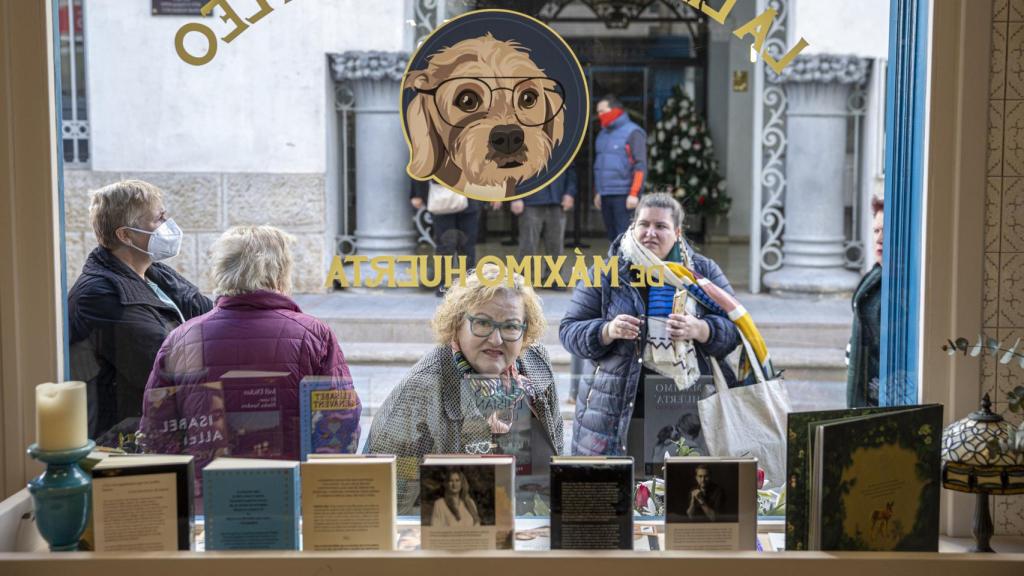 Vecinas de Buñol frente a la librería de Máximo Huerta.