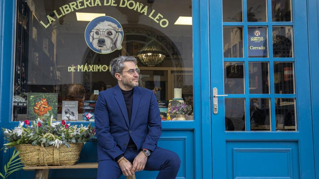 Máximo Huerta en su librería de Buñol.