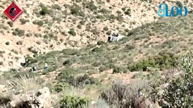 Milagro en Petrer: los bomberos rescatan con vida a un hombre cuya furgoneta se despeñó por un barranco