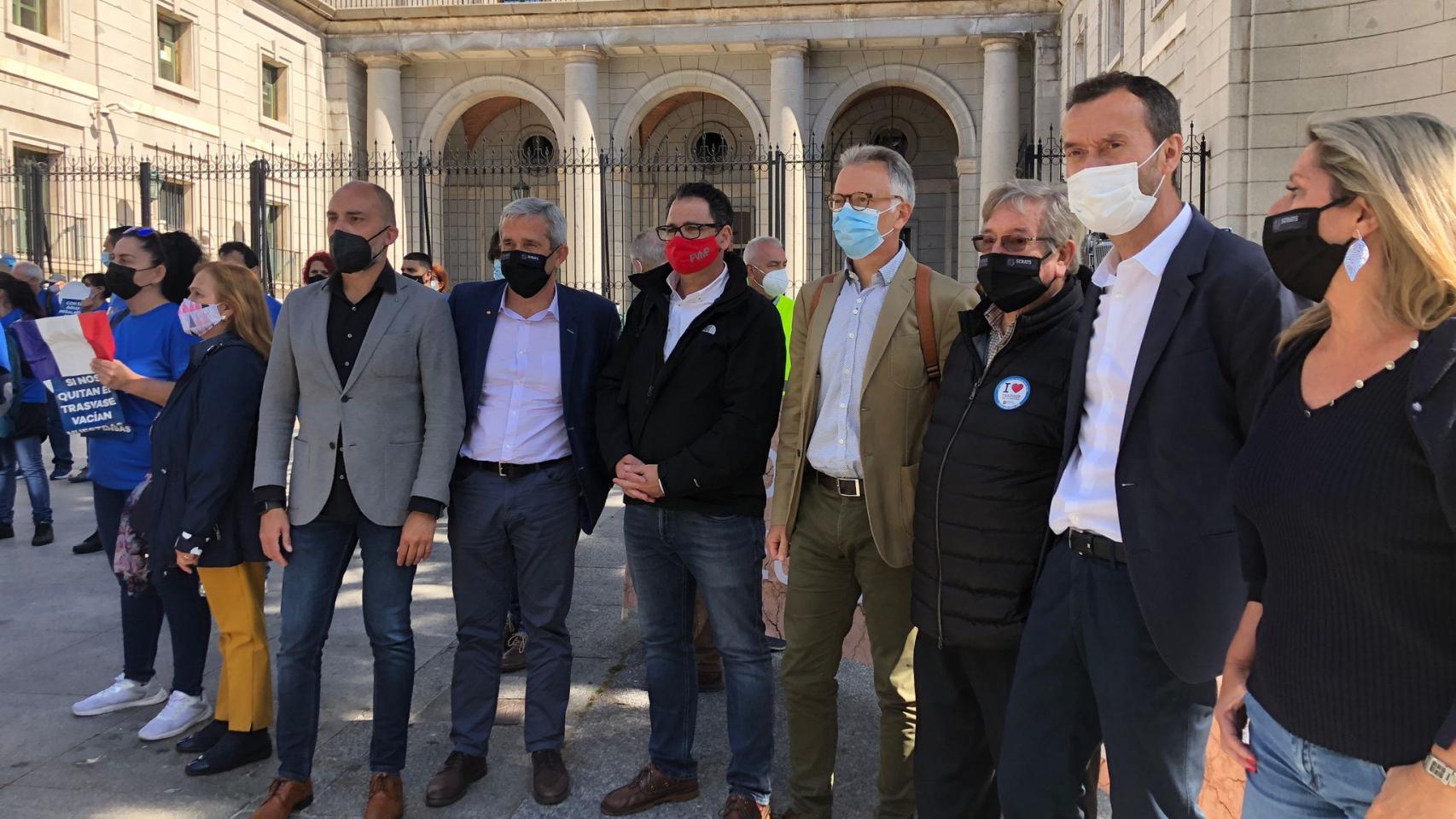 El alcalde de Elche, segundo por la derecha con otros representantes del PSPV-PSOE como el primer edil de Dolores, Joaquín Hernández, en una anterior protesta a favor del trasvase.
