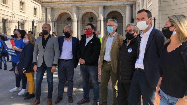 El alcalde de Elche, segundo por la derecha con otros representantes del PSPV-PSOE como el primer edil de Dolores, Joaquín Hernández, en una anterior protesta a favor del trasvase.