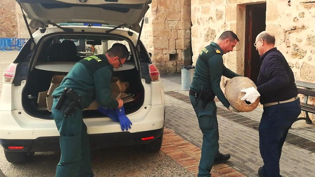 Una de las ánforas de Santa Pola trasladadas por la Guardia Civil para su estudio.