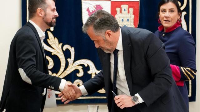 El presidente de las Cortes, Carlos Pollán, y el portavoz del Grupo Socialista, Luis Tudanca, se saludan al comienzo de la reunión de la Junta de Portavoces de las Cortes