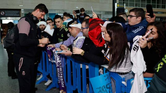 Thibaut Courtois firma autógrafos a unos aficionados en el aeropuerto de Villanubla.