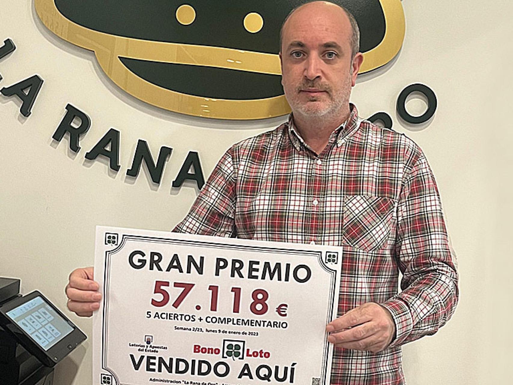 Luis Vázquez de Prada con el último premio de La Bonoloto