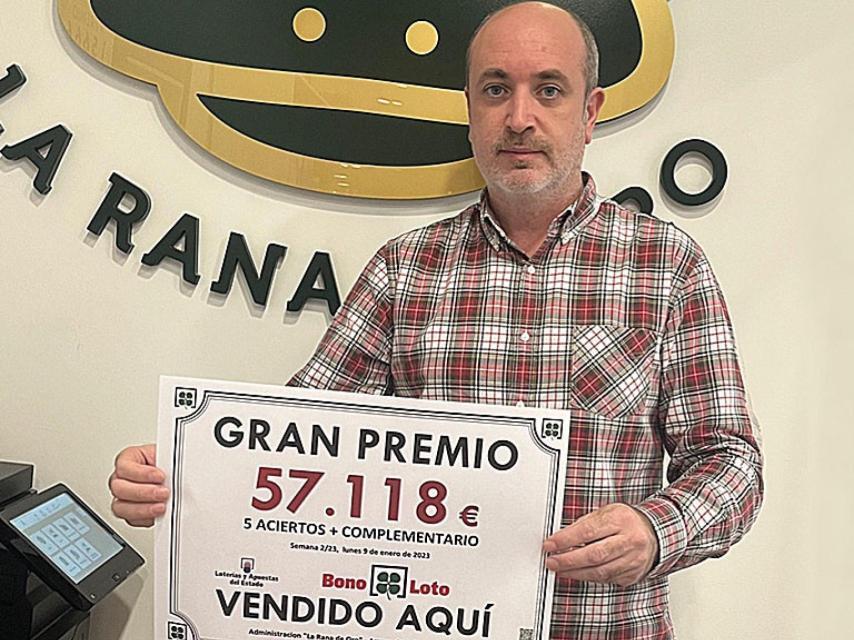 Luis Vázquez de Prada con el último premio de La Bonoloto