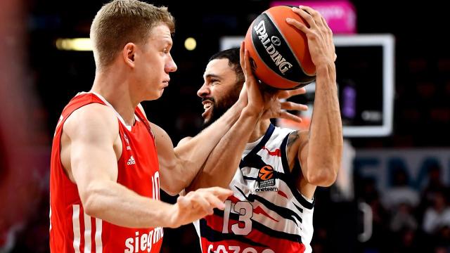 Ognjen Jaramaz y Darius Thompson, en acción durante el Bayern Múnich - Baskonia de la Euroliga 2022/2023