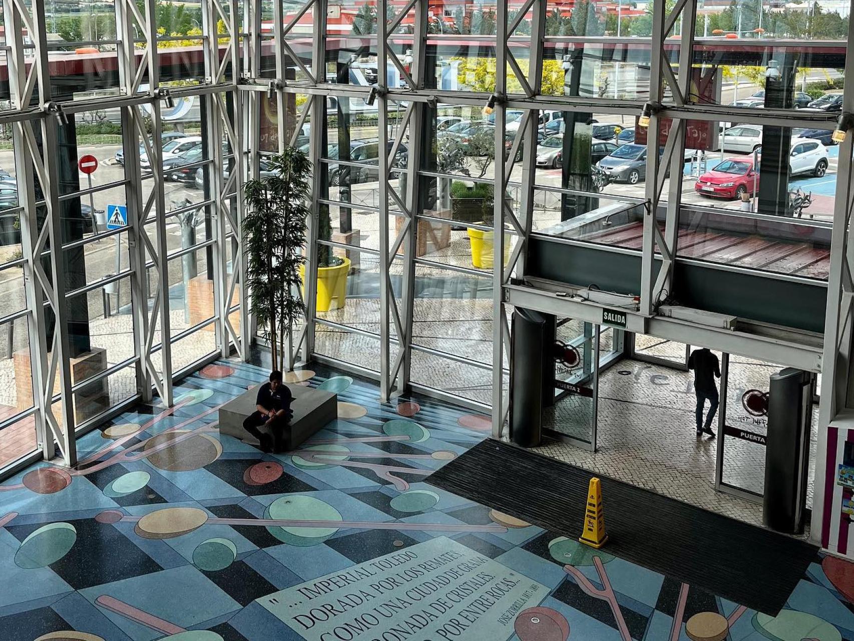 Uno de los accesos al centro comercial Luz del Tajo de Toledo.
