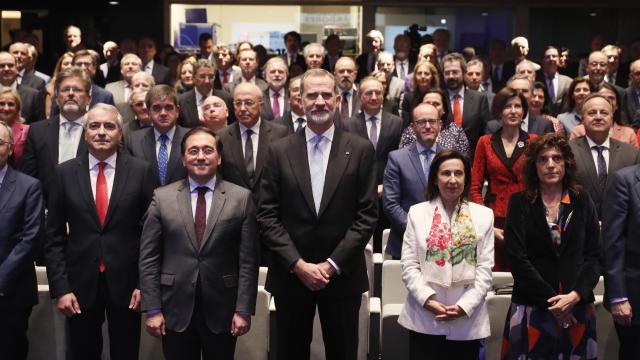 Felipe VI con José Manuel Albares y Margarita Robles en la clausura de la VII Conferencia de Embajadores.